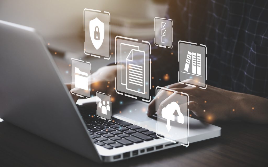 Homme d'affaires utilisant un ordinateur pour le concept de gestion des documents, la base de données de documentation en ligne et le système/logiciel de stockage des fichiers numériques, la tenue des dossiers, la technologie des bases de données, l'accès aux fichiers, le partage des documents.