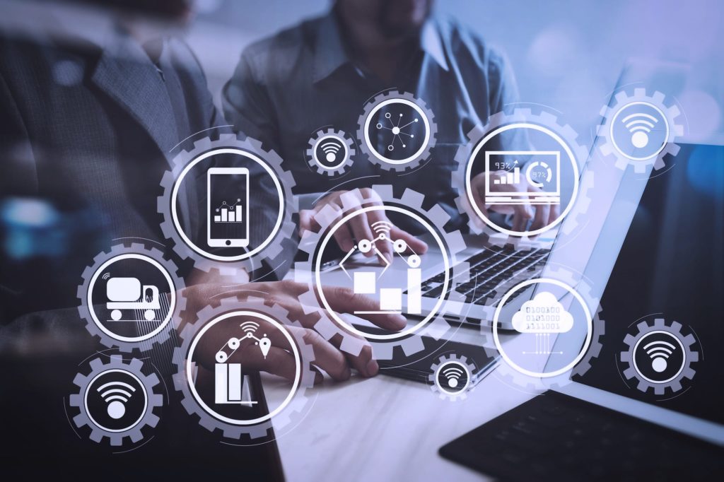 Réunion de l'équipe commerciale. 2 collaborateurs en arrière plan.