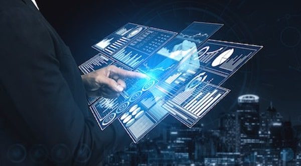 homme d'affaires en train de consulter ses kpi