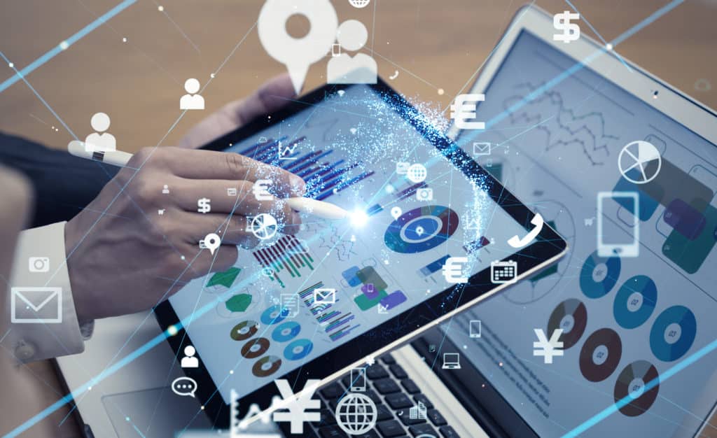 Main d'homme d'affaires sur une tablette avec des indicateurs à analyser