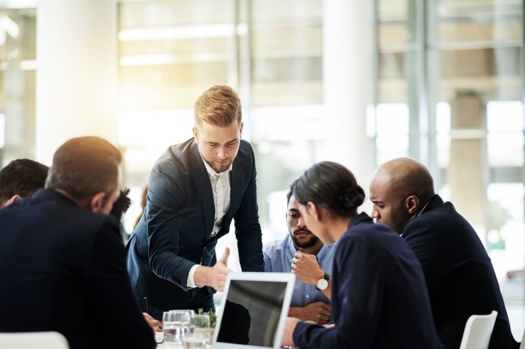 Plan d'un groupe d'hommes et de femmes d'affaires en réunion dans un bureau.
