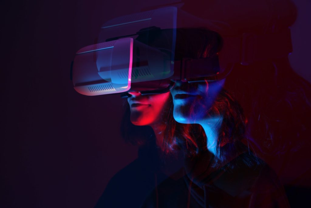Femme portant des lunettes de Réalité Virtuelle