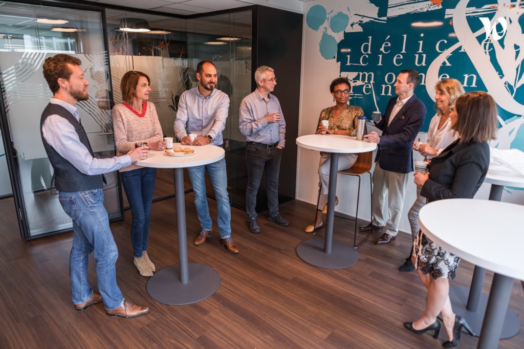 8 collaborateurs de l'entreprise Absyss dans la salle de pause